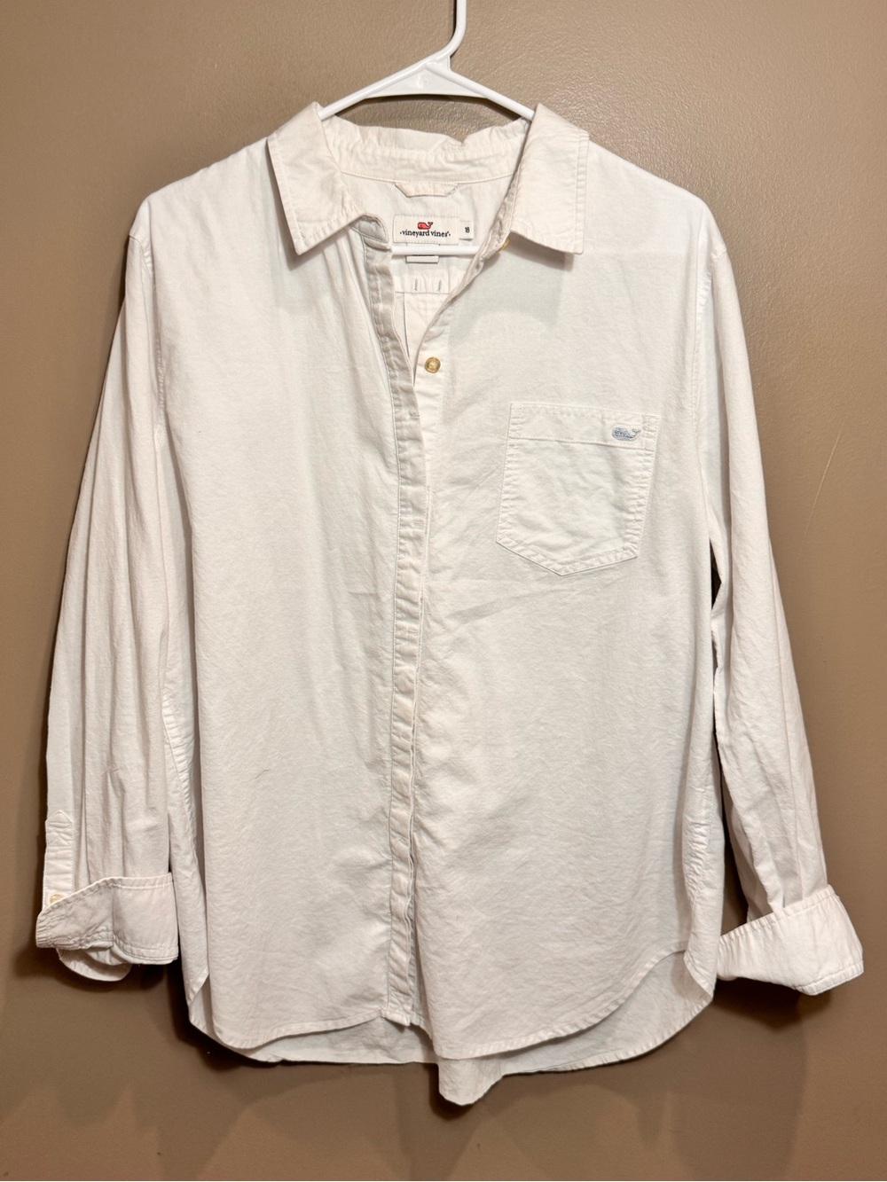 Vineyard Vines Women’s White Button-Down Shirt. 16.